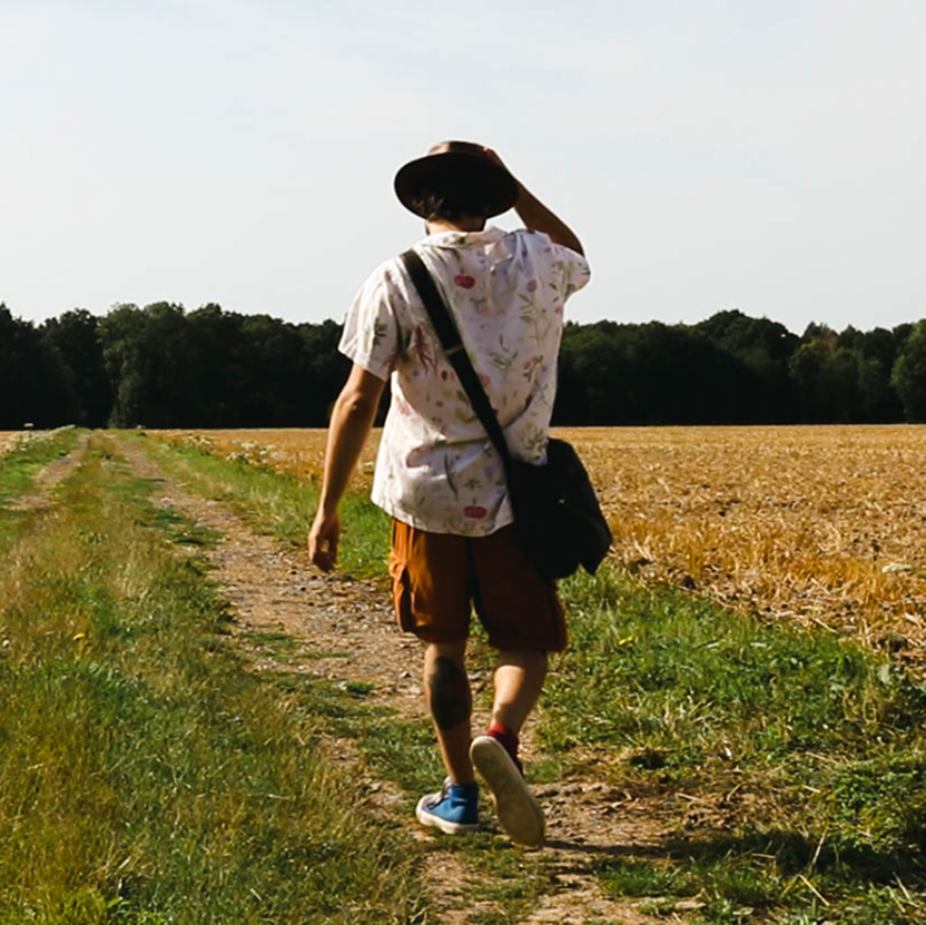 Moi de dos dans les champs